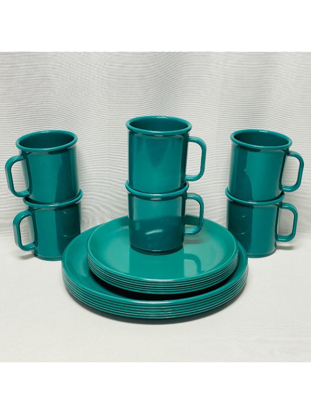 Rubbermaid Dark Green 18 PC Melamine Dinnerware Set Plates & Mugs Camping